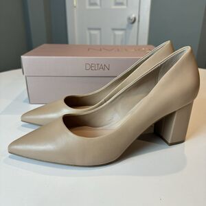 New In Box Deltan Remi Nude Pumps Women's Size 9.5M Chunky Heel Pointed Toe